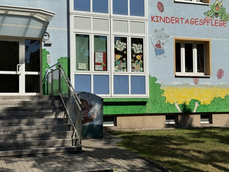 Kindertagespflege "Die Grashüpfer" Jana Murlowski Bunte Fassade eines Kindergartens mit Treppe und Fenster im Erdgeschoss.
Kindertagespflege "Die Grashüpfer" Tagesmutti Jana Murlowski Leipzi